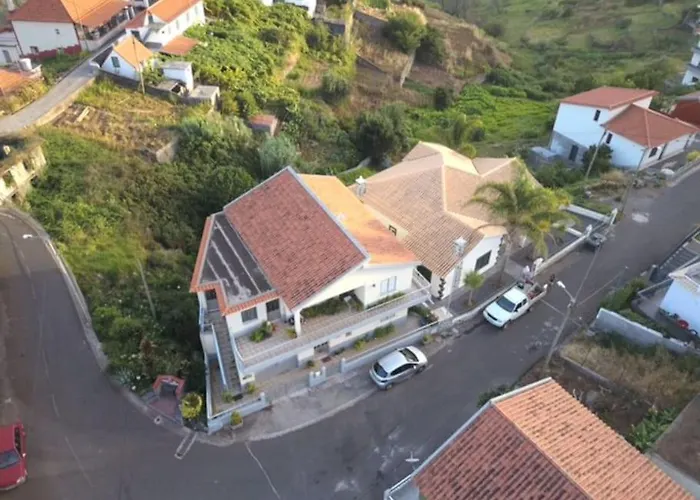Casa Da Fonte Dos Castanheiros Estreito Da Calheta